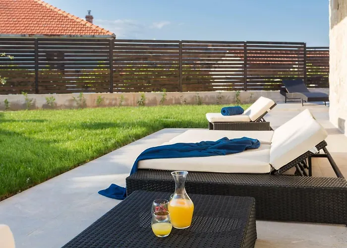 Villa Salt - 10 People, Heated Pool, Trogir, Near Beach & Split Airport