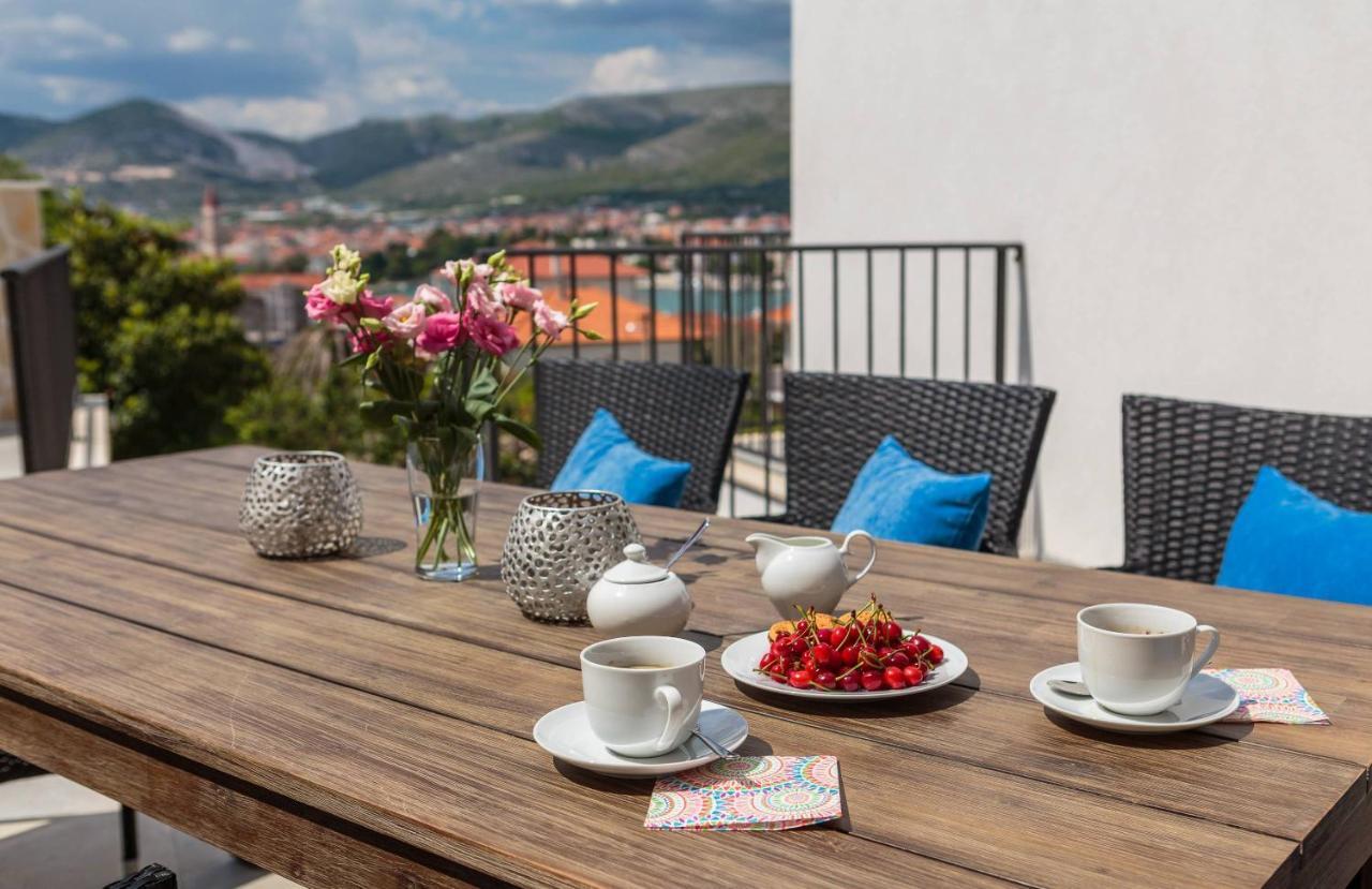 Salt - 10 People, Heated Pool, Trogir, Near & Split Airport