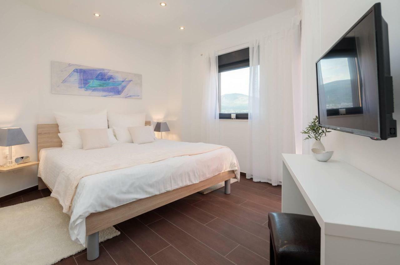 Salt - 10 People, Heated Pool, Trogir, Near & Split Airport *