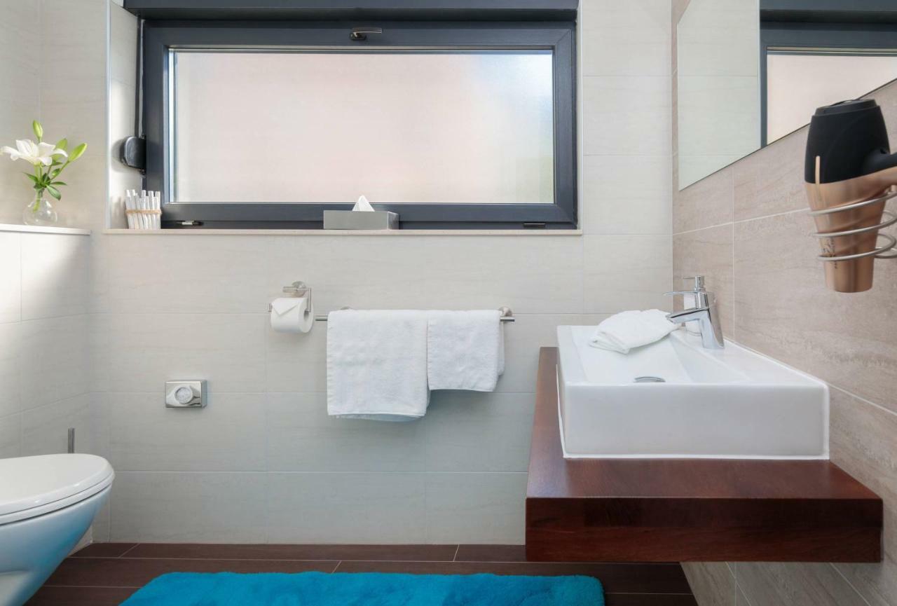 Villa Salt - 10 People, Heated Pool, Trogir, Near & Split Airport *