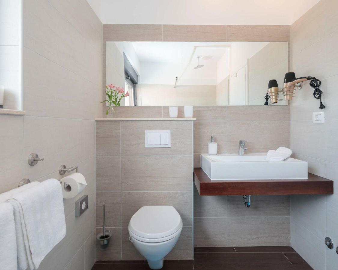 Salt - 10 People, Heated Pool, Trogir, Near & Split Airport Trogir
