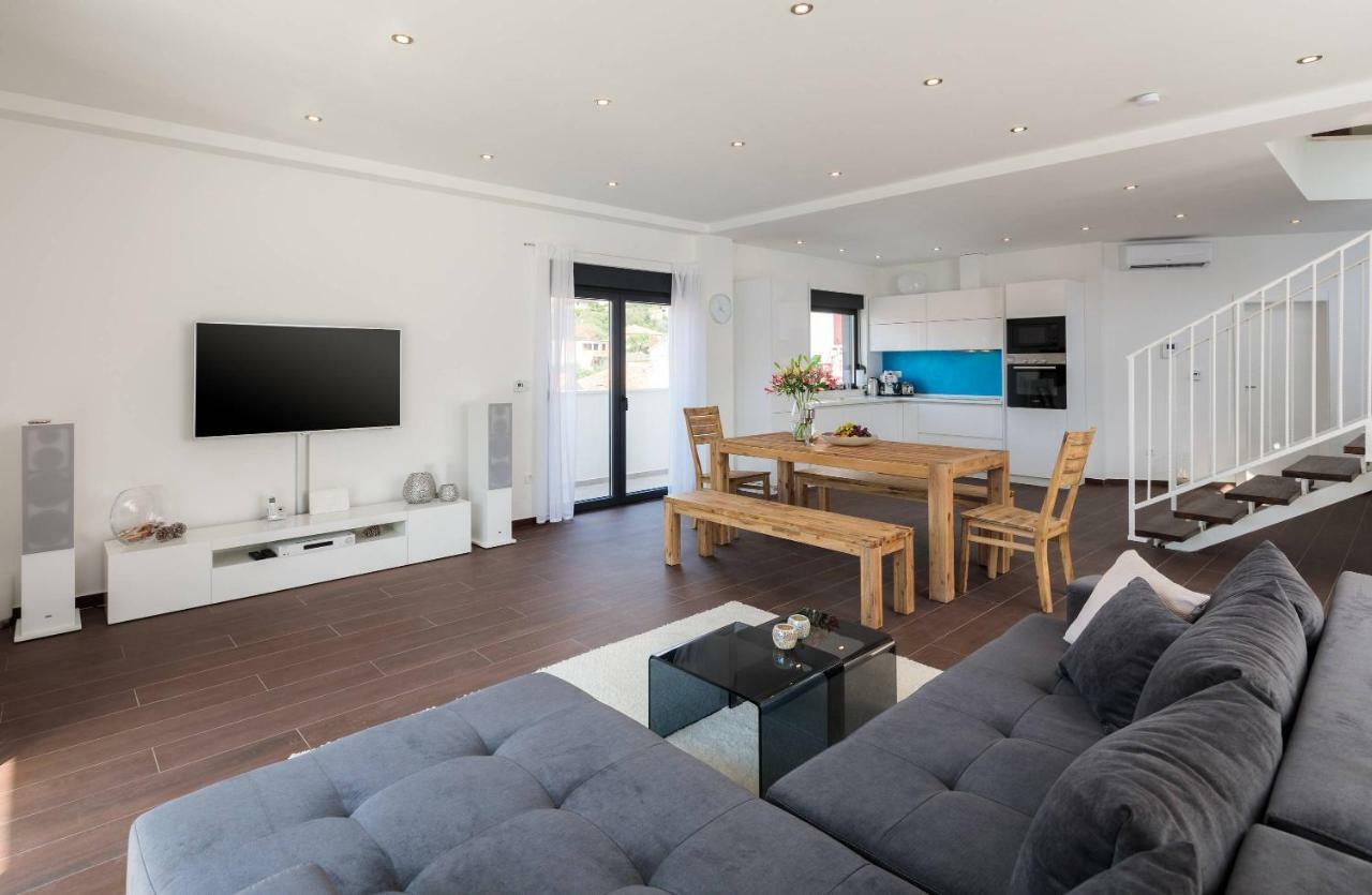 Salt - 10 People, Heated Pool, Trogir, Near & Split Airport