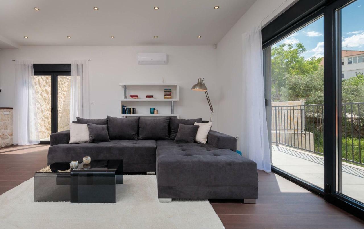 Salt - 10 People, Heated Pool, Trogir, Near & Split Airport Villa Trogir