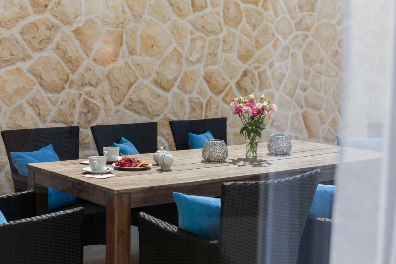Salt - 10 People, Heated Pool, Trogir, Near & Split Airport