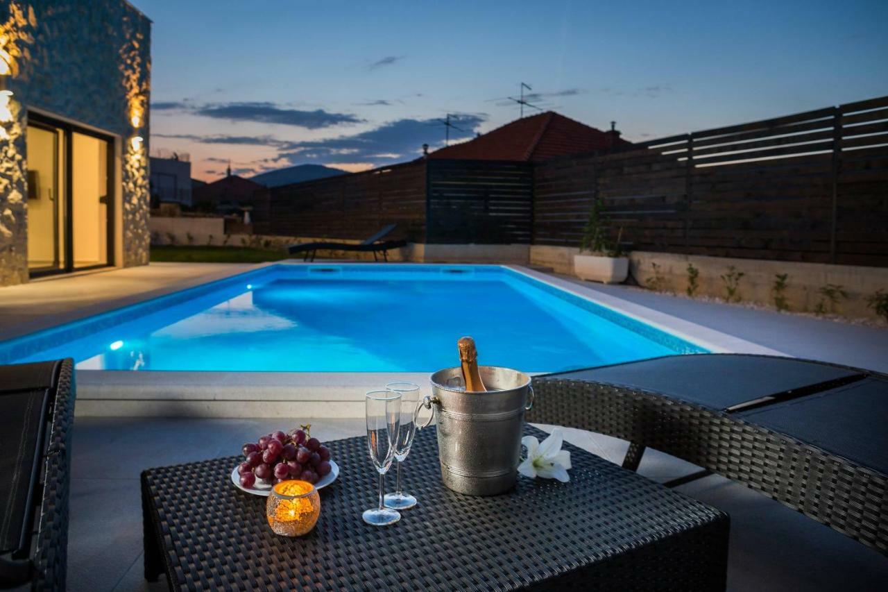 Salt - 10 People, Heated Pool, Trogir, Near & Split Airport
